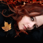 Рыжеволосая девушка-осень и осенняя листва
